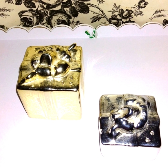 ♥️Vtg. "Gift Box Christmas" Salt and Pepper Shakers by Russ Berrie - Picture 5 of 6